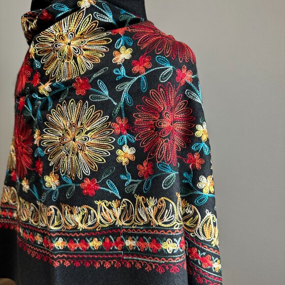 Baby Alpaca Shawl / Wrap in Black with Multicolor Embroidery – Made in Peru  New - Picture 7 of 14
